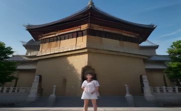 豪门国际成功案例：企业家王先生一家在葡萄牙里斯本新居前合影，阳光明媚，展现高端移民服务带来的全新精英生活
