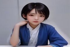 豪门国际荣获2026年度亚太最佳国际化服务机构奖牌，颁奖典礼现场，金色奖杯在专业灯光下熠熠生辉